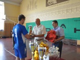 Капитан команды, Москвитин Павел Олегович, получает кубок за третье место и ценный подарок